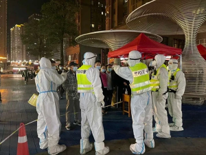 More than 200 police officers from the Public Security Department of Guizhou Province sank to the front line in Guiyang to reinforce the prevention and control of the epidemic