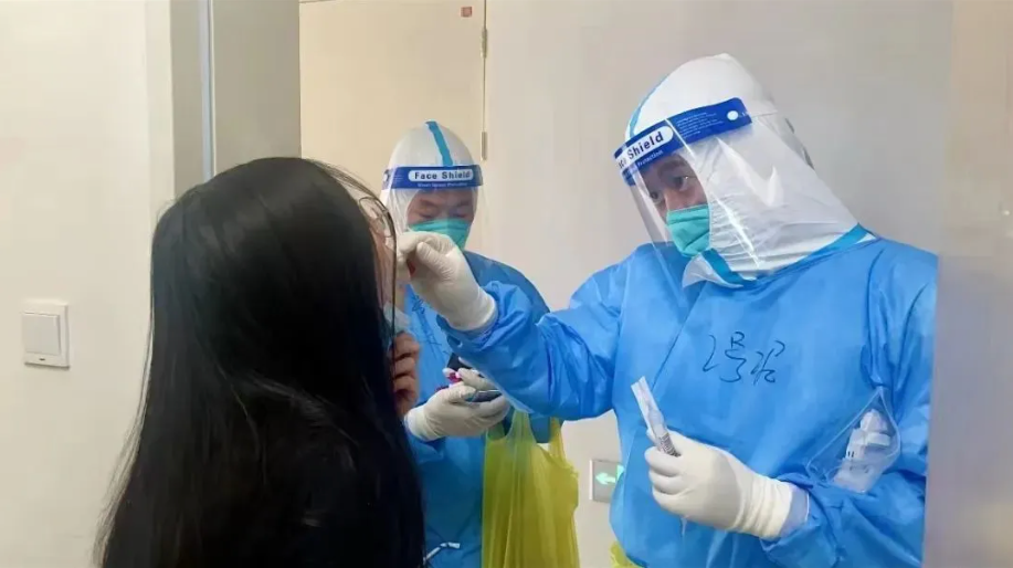 Both the "Great White" and the parents of the students! A family of three gathered at the front line of the fight against the epidemic in Beijng