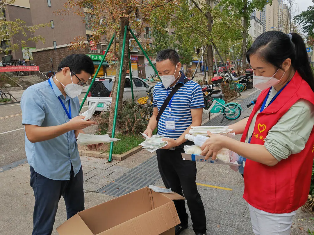 Liu Yiwei, the "development and reform man" in Neijiang, Sichuan Province: rushing to the front line of the fight against the epidemic, changing jobs in a few days