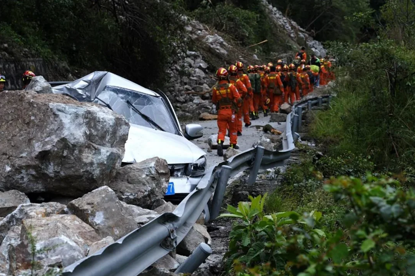 Ya'an: people in disaster areas, rescue workers take the initiative to conduct a daily nucleic acid test