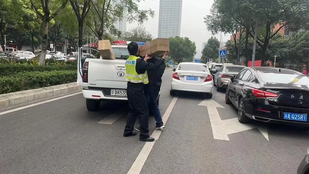 Police car turned into "anti-epidemic security car" Chongqing Liangjiang Public Security Traffic Patrol Police emergency delivery of a batch of anti-epidemic supplies