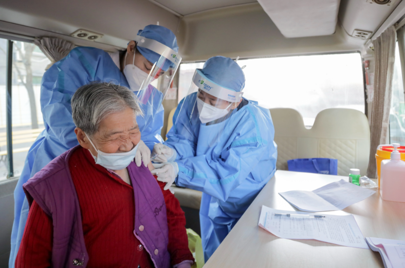 Chaoyang District's Bailizhuang Street's "New Crown Vaccine Mobile Vaccination Van" Enters the Community to Serve the Elderly