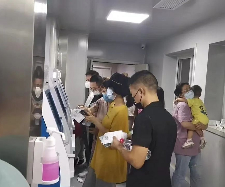 Hangzhou currently has 1,637 cases in the hospital; the city's fever clinic received a peak of more than 60,000 visits; the average daily number of 120 calls and trips is more than three times that of the same period last year