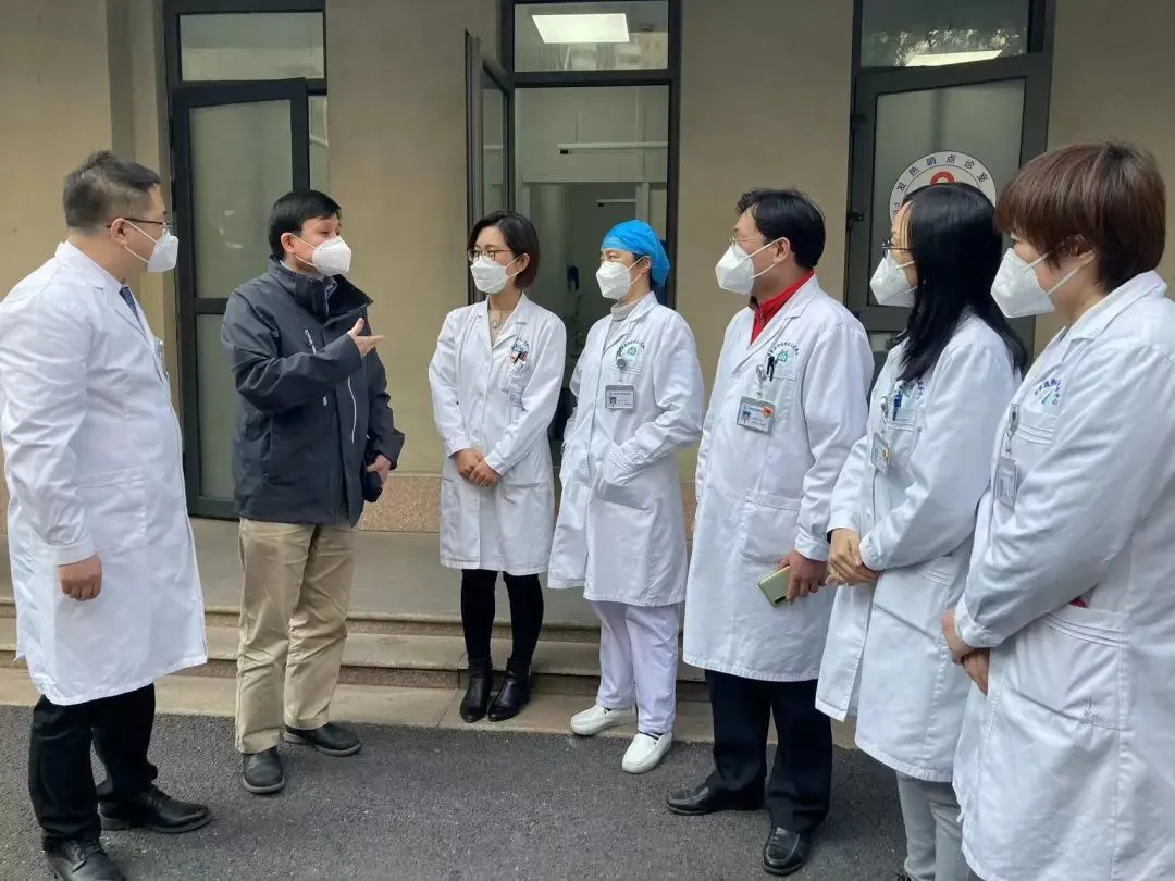 Zhang Wenhong went to Shanghai community hospital to guide and enhance the capacity of community hospital's new crown treatment service