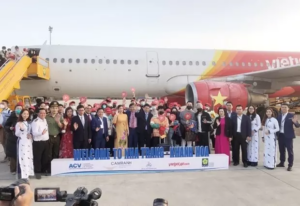 First Chinese tourists in 3 years arrive in Vietnam's Khanh Hoa province, receive flowers and red envelopes