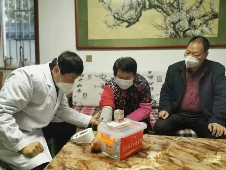 Chongqing issued 12 new rules of epidemic prevention for "B class B management" and gave "health kits" to the city's elderly over 60 years old