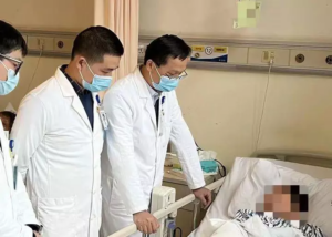 Hangzhou man Yang Kang after drinking white wine to moisten the throat, the results "miserable"